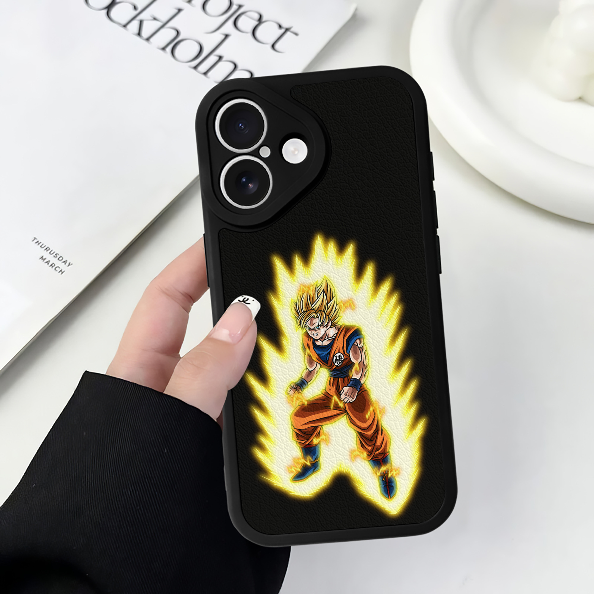 （画像用） ドラゴンボール 孫悟空（そん ごくう）Son Goku カカロット DRAGON BALL Kakarotto 【iPhone 16シリーズ対応】シリコンスマホケース（レザー調） 材質：シリコン